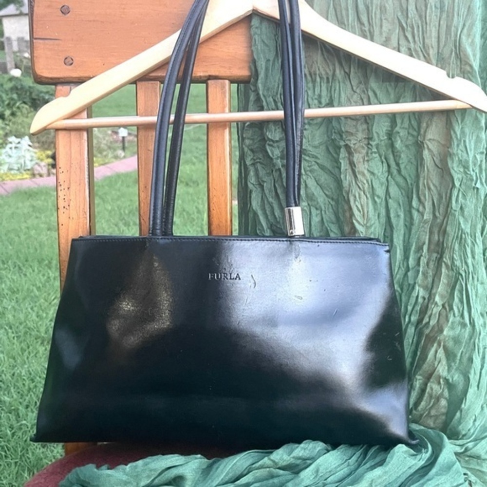 Modern and stylish Furla handbag. Black.